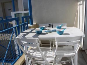 シャトライヨン・プラージュにあるAppartement Châtelaillon-Plage, 2 pièces, 4 personnes - FR-1-246-424の白いテーブルと椅子(青いボウル付)