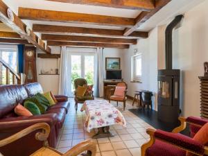 ein Wohnzimmer mit einem Sofa und einem Holzofen in der Unterkunft Villa Carnac, 6 pièces, 12 personnes - FR-1-477-19 in Carnac