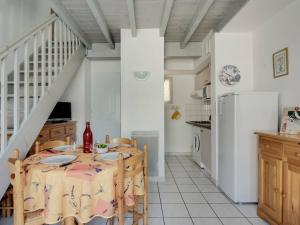 une salle à manger avec une table et une cuisine dans l'établissement Appartement Esquièze-Sère, 3 pièces, 6 personnes - FR-1-402-93, à Esquièze - Sère