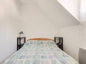 1 dormitorio con 1 cama en una habitación blanca en Appartement Esquièze-Sère, 3 pièces, 6 personnes - FR-1-402-93, en Esquièze - Sère