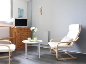 ラ・ロシェルにあるAppartement La Rochelle, 1 pièce, 2 personnes - FR-1-246-303のリビングルーム(椅子2脚、テーブル、テレビ付)