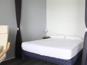Säng eller sängar i ett rum på Appartement La Rochelle, 1 pièce, 2 personnes - FR-1-246-303