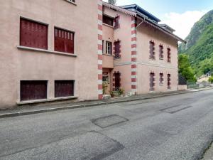 una strada vuota di fronte a un edificio di Appartement Cauterets, 2 pièces, 6 personnes - FR-1-401-152 a Cauterets