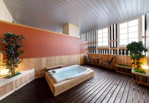 uma banheira de hidromassagem no meio de um quarto em HOTEL HanaBi 長良の湯 -大人専用- em Gifu