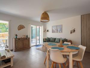 ein Wohnzimmer mit einem Tisch und einem Sofa in der Unterkunft Appartement Saint-Jean-de-Luz, 2 pièces, 4 personnes - FR-1-4-617 in Saint-Jean-de-Luz