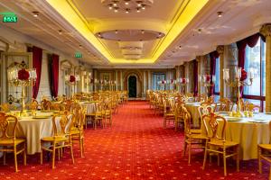 a banquet hall filled with tables and chairs at A11 HOTEL BOSPHORUS in Istanbul