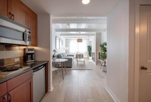 uma cozinha em plano aberto e sala de estar num apartamento em Winter Park FF Premium-Rated 4564 em Winter Park