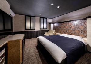 Rúm í herbergi á HOTEL HanaBi 長良の湯 -大人専用-
