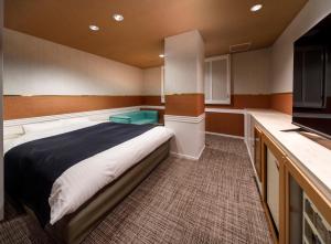 Rúm í herbergi á HOTEL HanaBi 長良の湯 -大人専用-