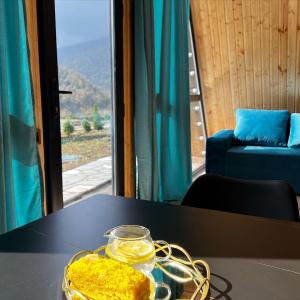 una ciotola di vetro con cibo su un tavolo con finestra di Green Villa Resort Light Blue a Dilijan