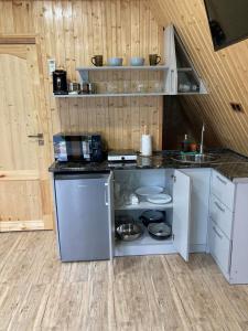 una pequeña cocina con electrodomésticos blancos en una habitación en Green Villa Resort Light Blue en Dilijan