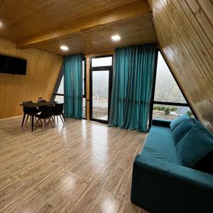 - un salon avec un canapé bleu et une table dans l'établissement Green Villa Resort Light Blue, à Dilidjan