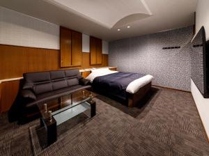 Rúm í herbergi á HOTEL HanaBi 長良の湯 -大人専用-