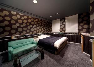 Rúm í herbergi á HOTEL HanaBi 長良の湯 -大人専用-