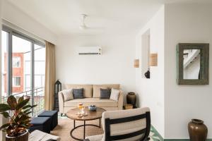 Posezení v ubytování El Tesoro 2BHK elegant Apartments in Siolim with pool- 10 mins drive to Assagao + 37 fotografií