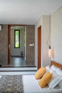 Кровать или кровати в номере La Maison d'Ulysse - Luxury 4BR Villa Surrounded by Rice Paddies