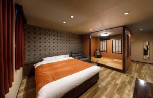 Rúm í herbergi á HOTEL HanaBi 長良の湯 -大人専用-