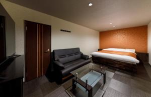 Rúm í herbergi á HOTEL HanaBi 長良の湯 -大人専用-