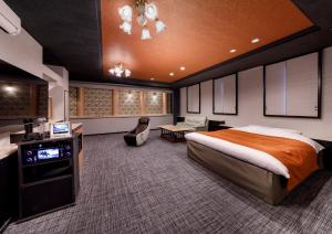 Rúm í herbergi á HOTEL HanaBi 長良の湯 -大人専用-