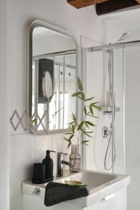 a bathroom with a sink and a mirror at Venice Parsley in Venice