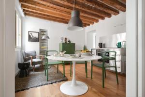 a kitchen and dining room with a table and chairs at Venice Parsley in Venice