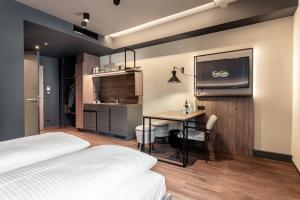 pokój hotelowy z 2 łóżkami i stołem w obiekcie FreshSuites & Bar w mieście Dachau