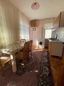 a living room with a table and chairs and a kitchen at Senem Villa ile tatili eviniz konforunda hissedin in Silivri