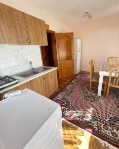 cocina con fregadero y cocina con mesa en Senem Villa ile tatili eviniz konforunda hissedin en Silivri