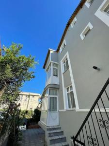 um edifício branco com escadas em frente em Senem Villa ile tatili eviniz konforunda hissedin em Silivri