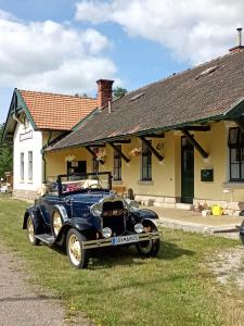 an old black car parked in front of a house at Nostalgie Bahnhof in Gmünd