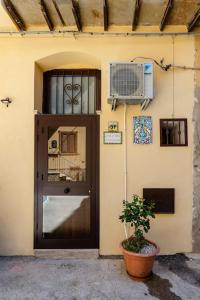 una porta con una pianta di fronte a un edificio di La casa di Adina a Agrigento