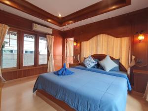En eller flere senge i et værelse på Baan Virog Koh Larn