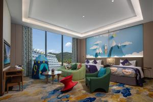 台州市にあるWhite Swan Hotel Taizhouの子供用ベッドルーム(ベッド1台、大きな窓付)