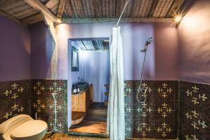 y baño con aseo y ducha. en Villa West - Charming 2 bdr villa in Oberoi - PERFECT LOCATION!, en Seminyak