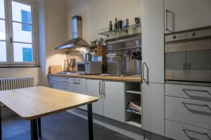 uma cozinha com uma mesa de madeira e um frigorífico em Appartamento della Zecca - Affitti Brevi Italia em Lucca
