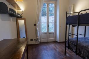 um quarto com 2 beliches e uma porta em Appartamento della Zecca - Affitti Brevi Italia em Lucca