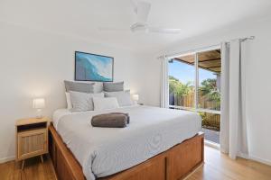 Un dormitorio con una cama grande y una ventana en Island Getaway Cape Woolamai, en Cape Woolamai