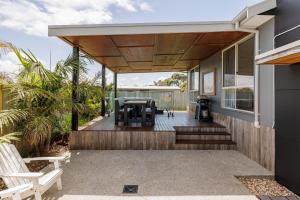 una terraza al aire libre con mesa y sillas en una casa en Island Getaway Cape Woolamai, en Cape Woolamai