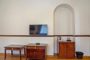 TV a/nebo společenská místnost v ubytování Citrus Chambers Mahabaleshwar