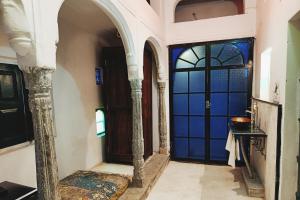 ジャイプールにあるBloom Boutique - Chelon Haveliの青い扉のある廊下