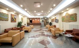 a waiting room with couches and chairs in a hospital at SEFA HOTEL 1 ÇORLU in Corlu