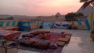 een kamer met uitzicht op de piramides bij Pyramids Overlook Inn in Caïro