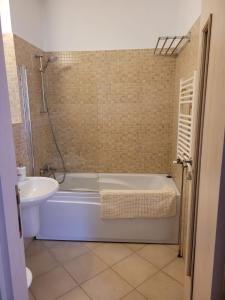 a bathroom with a bath tub and a sink at Sinaia Belleview in Sinaia