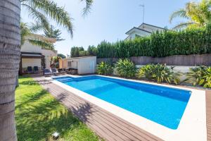 a swimming pool in the backyard of a house at Casa junto al mar con jardín in Sagunto