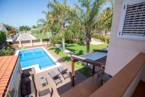 Bazén v ubytovaní Casa junto al mar con jardín alebo v jeho blízkosti