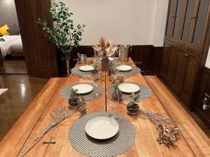 札幌市にあるLIT’S INN Sapporoの木製テーブル(皿、メガネ付)