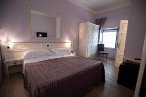 維亞雷焦的住宿－倫敦酒店，酒店客房,配有床和镜子
