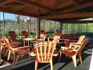 - un ensemble de chaises et de tables sur une terrasse dans l'établissement Les Gites de Vulcain, à Rochefort-Montagne