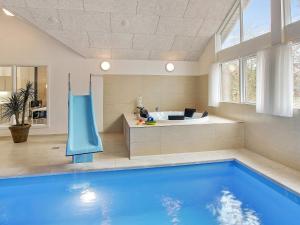 ヘンネ・ストランドにある18 person holiday home in Henneのバスタブ付きの客室内のスイミングプール、スイミングプールを利用できます。