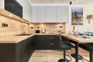 Kuchyňa alebo kuchynka v ubytovaní Braniborska Apartment Wrocław by Noclegi Renters + 27 fotografií